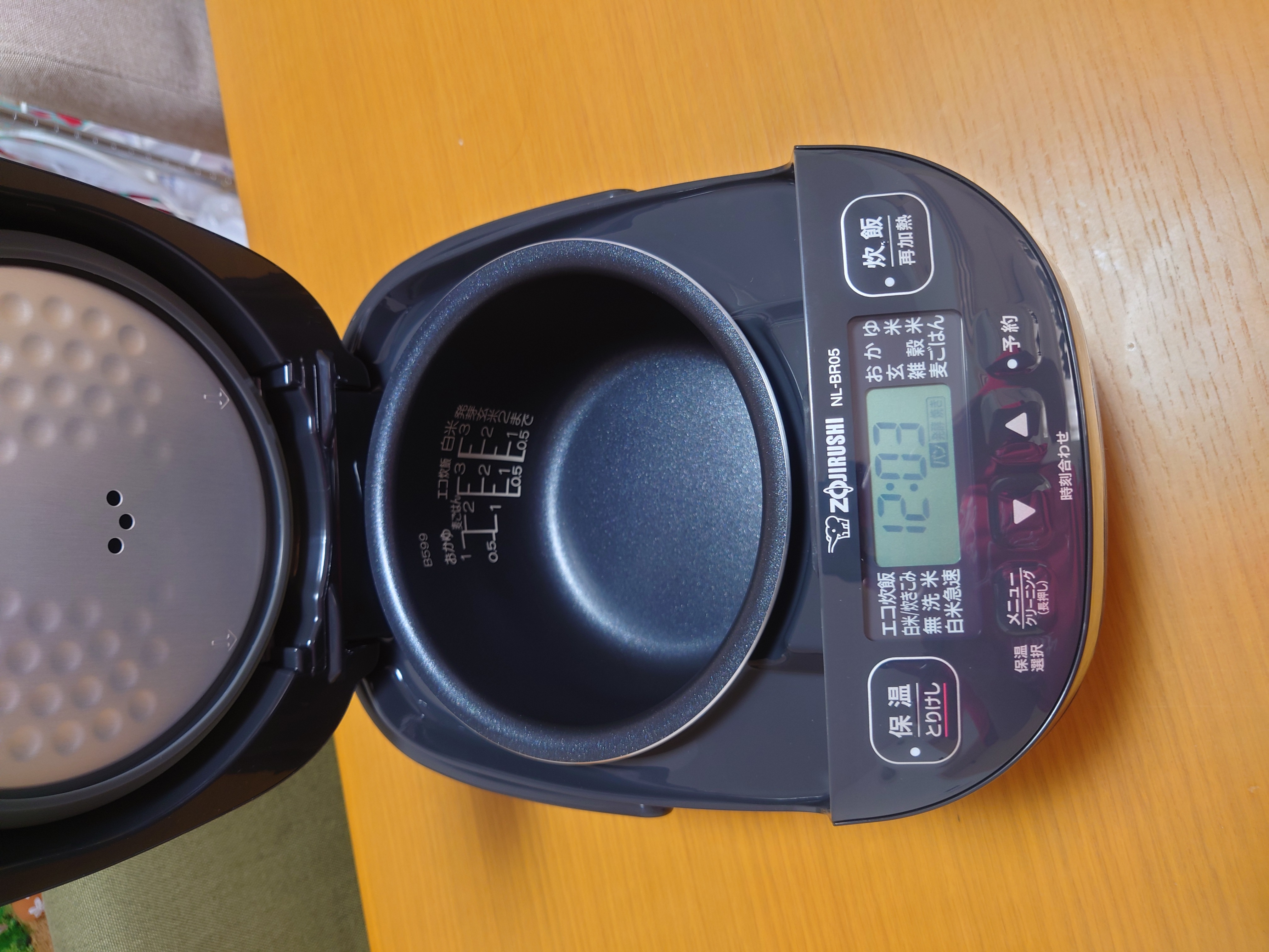 内釜と操作パネル