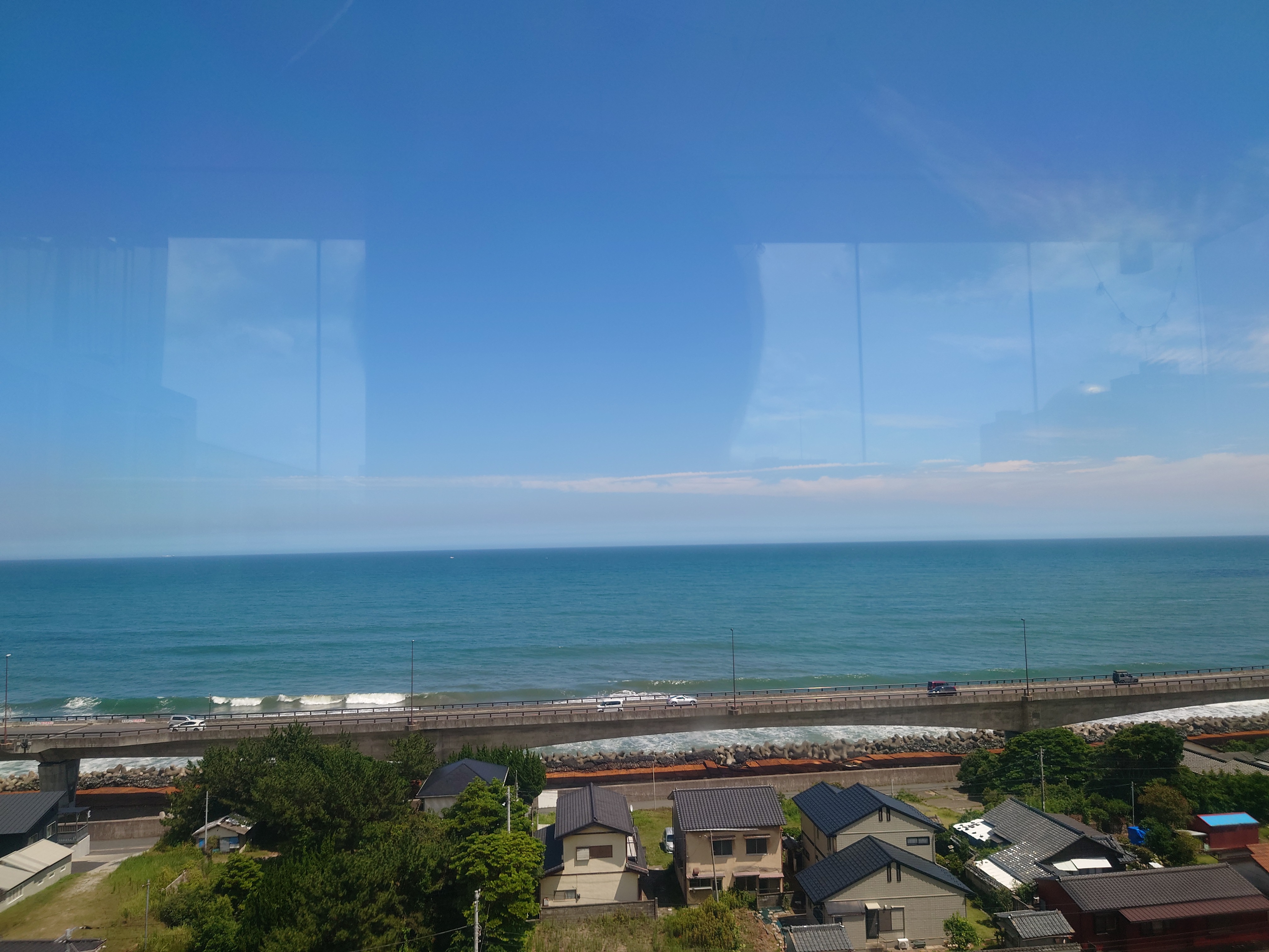 海の見えるカフェの席