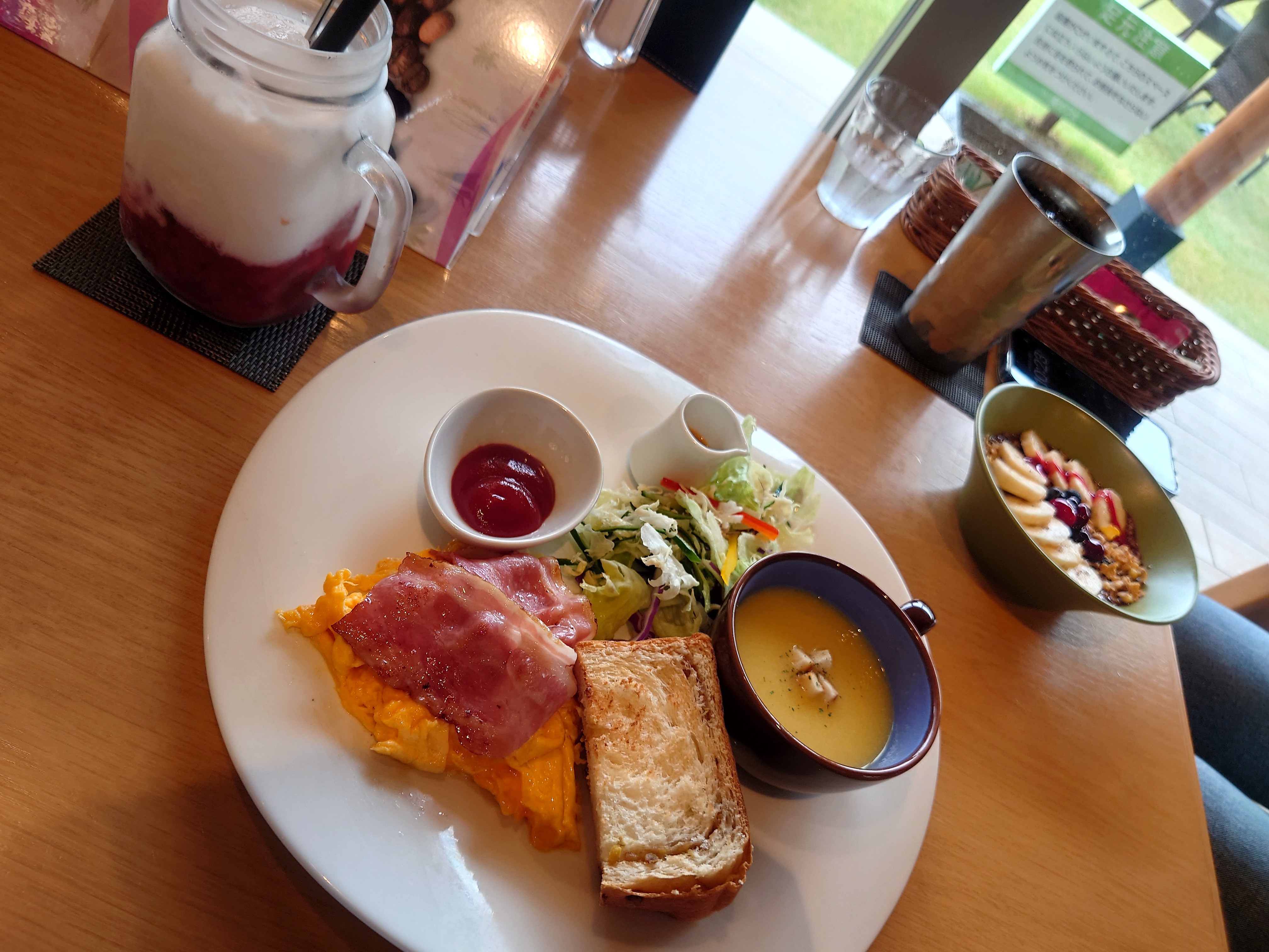 厚切りトーストとアサイーグラノーラ