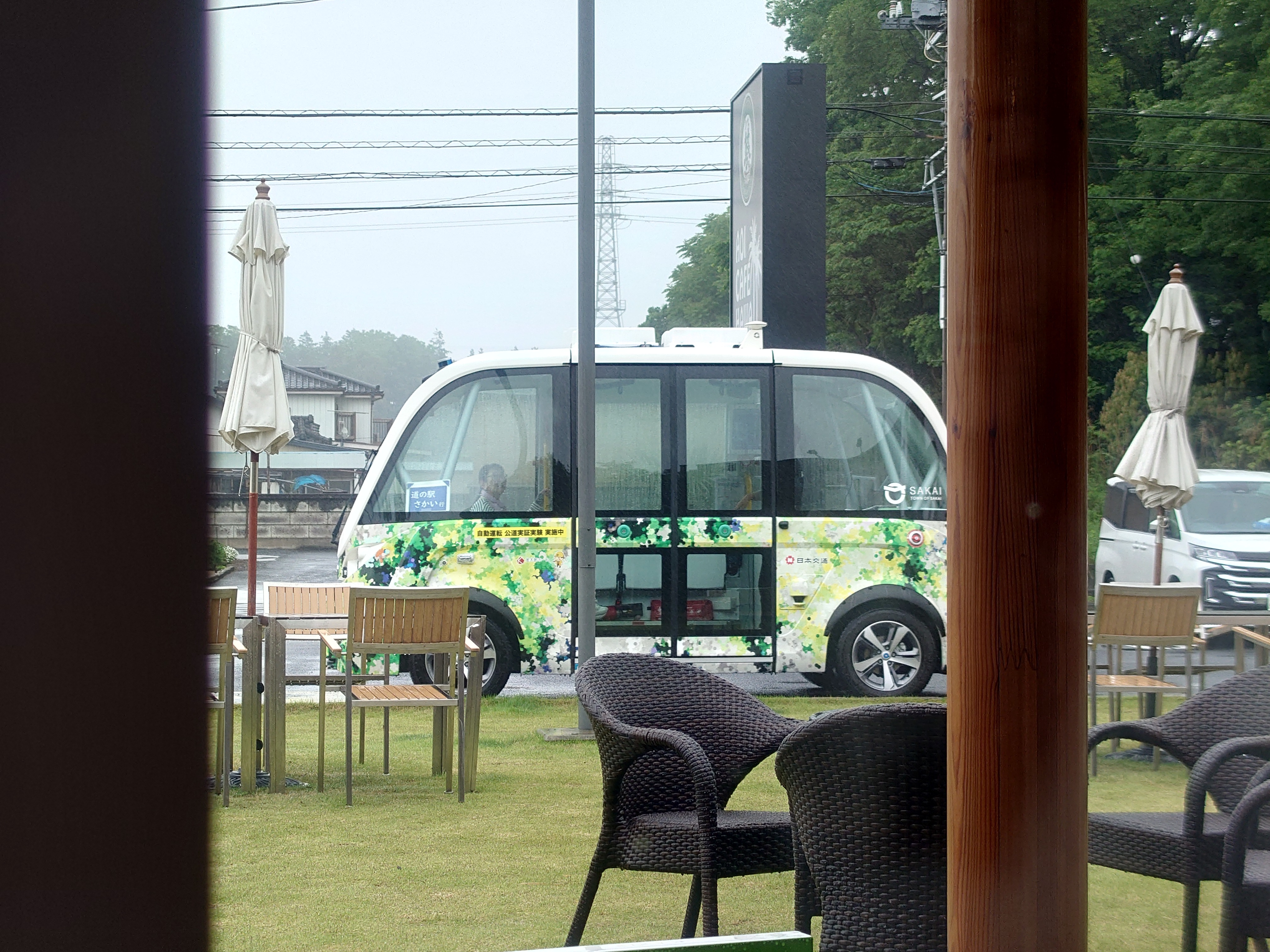 自動運転バスの停留所になっている葵カフェ