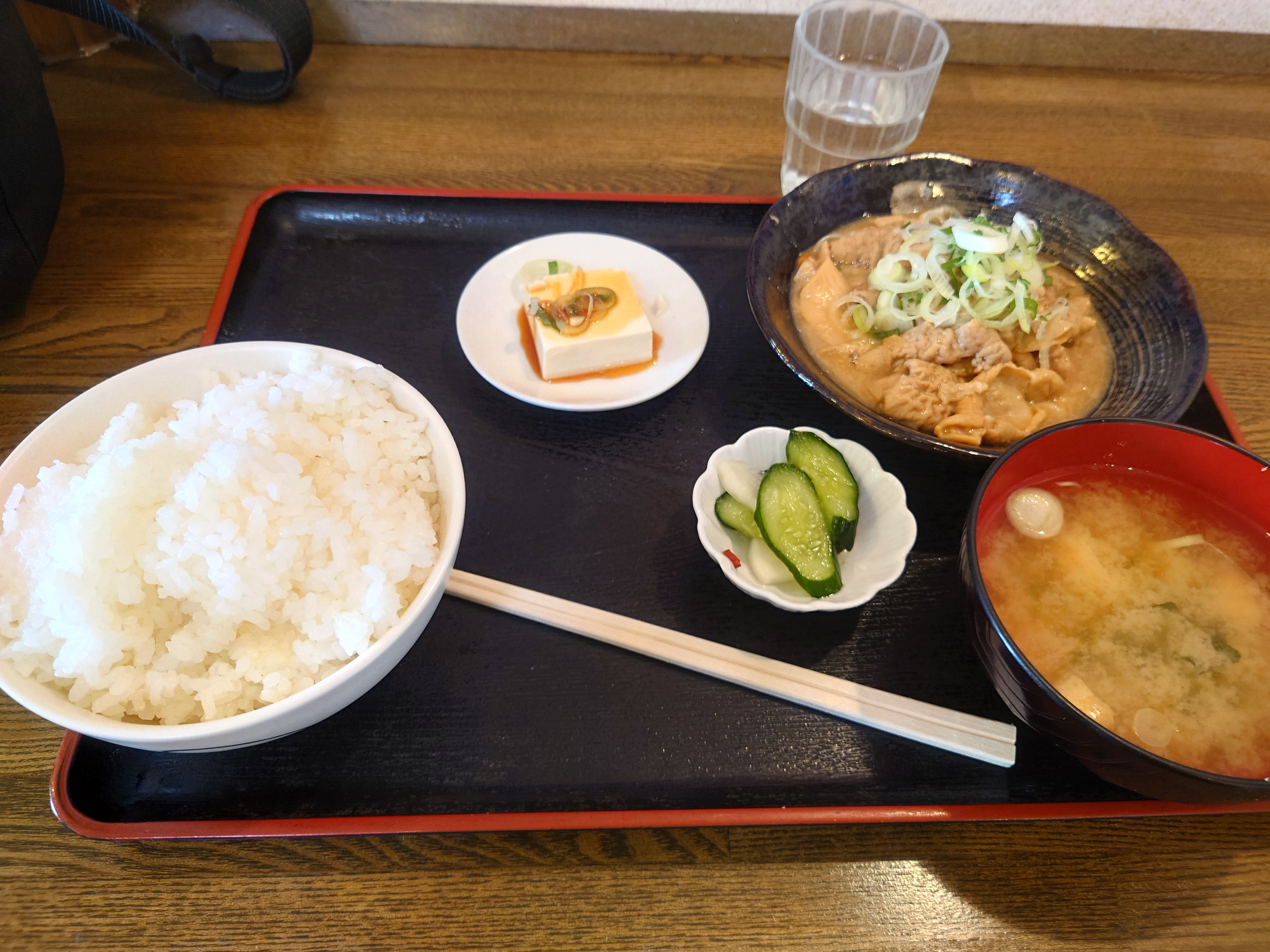 下妻食堂のもつ煮と、ご飯、味噌汁、冷奴、漬物