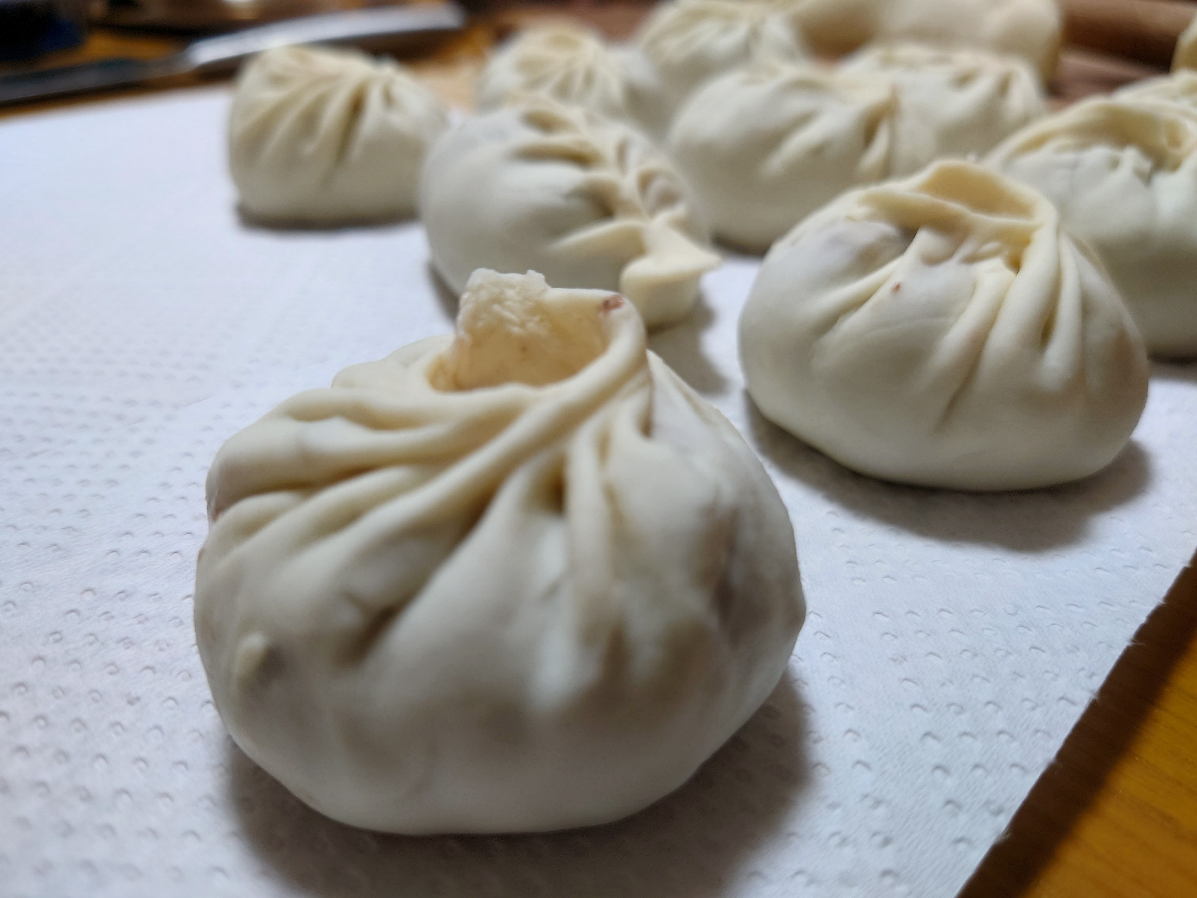 生地に鹿肉を詰める