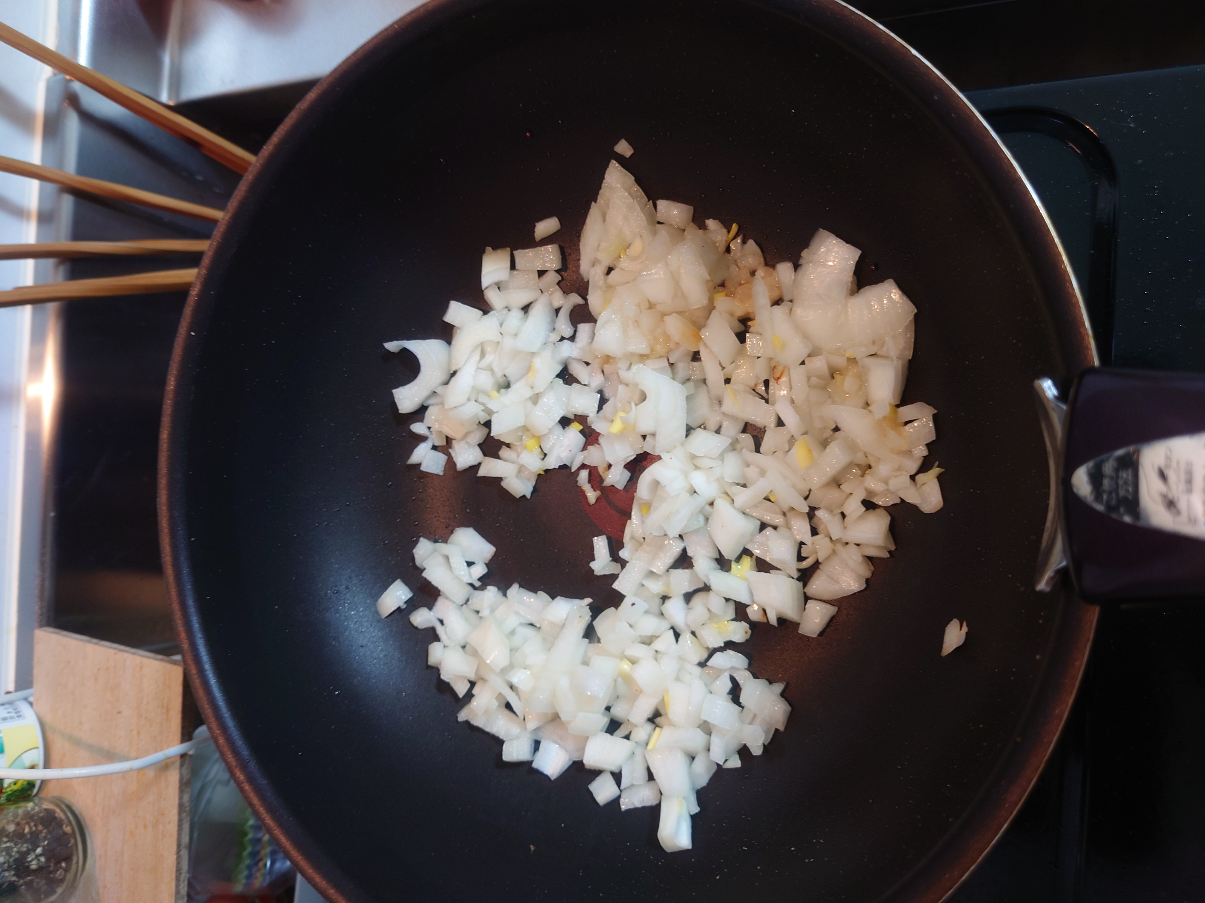 玉ねぎを炒めている様子
