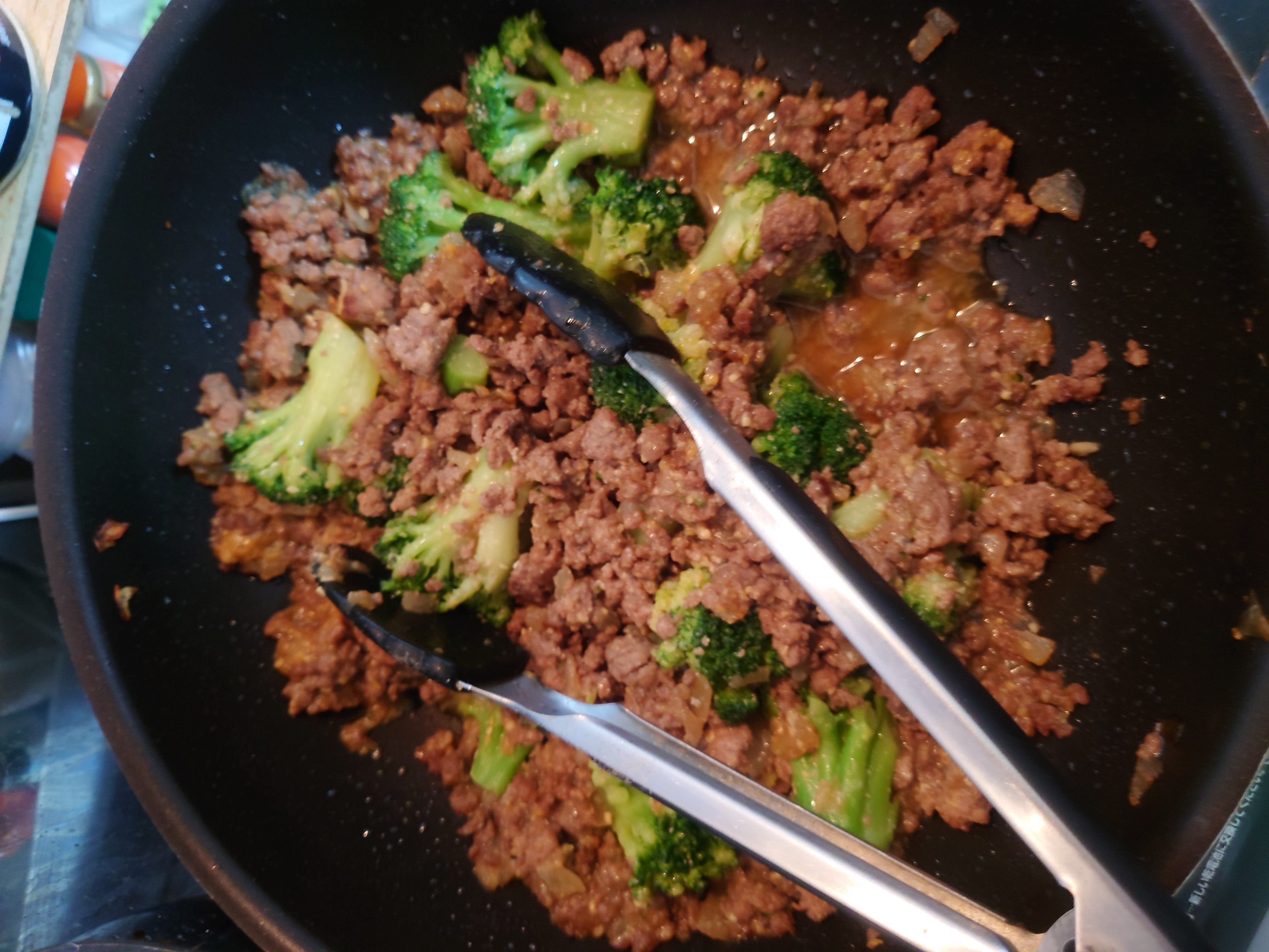 ひき肉を炒める様子