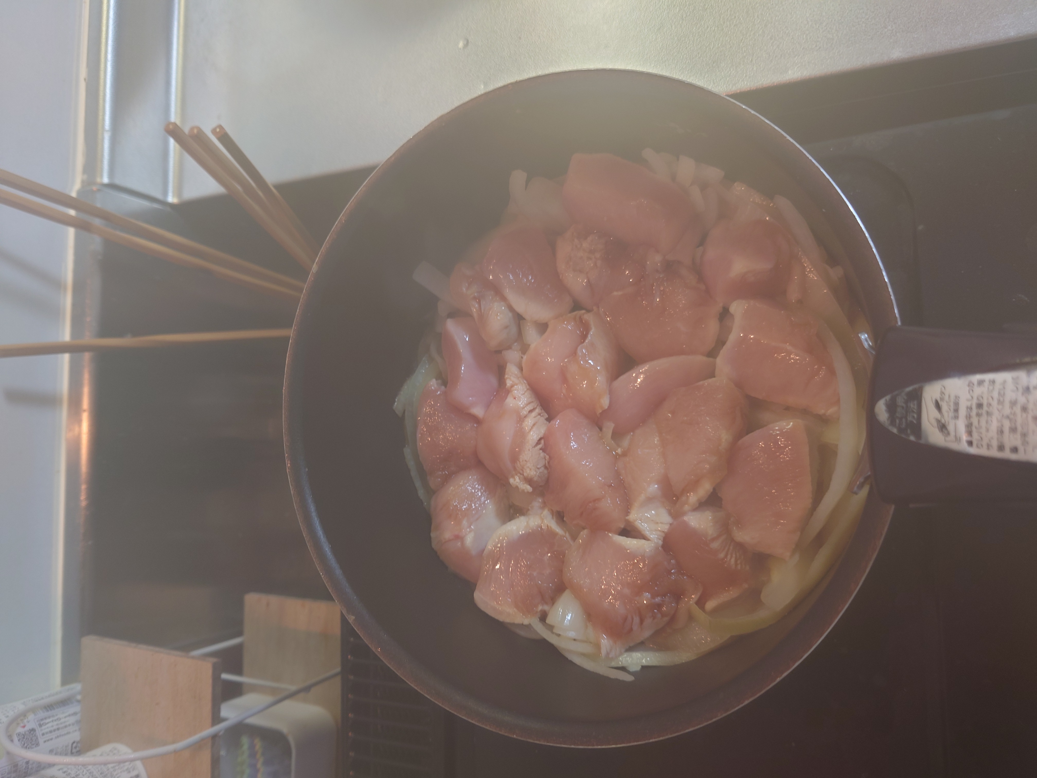 鍋で炒めた玉ねぎと肉